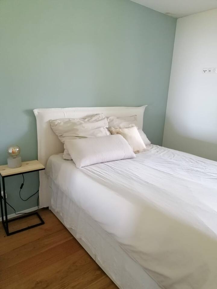 חדר שינה עם מיטה חדשה ומזרן סופר נוח (160 ס"מ x 200 ס"מ)