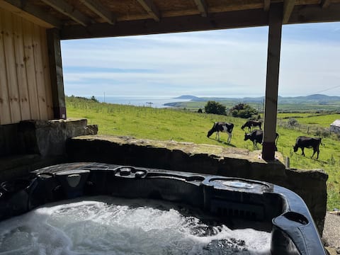 Cottage with Hot Tub & Sea View
3 bedrooms, 4 beds