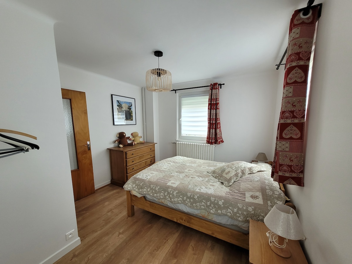 un lit double de 140x 190