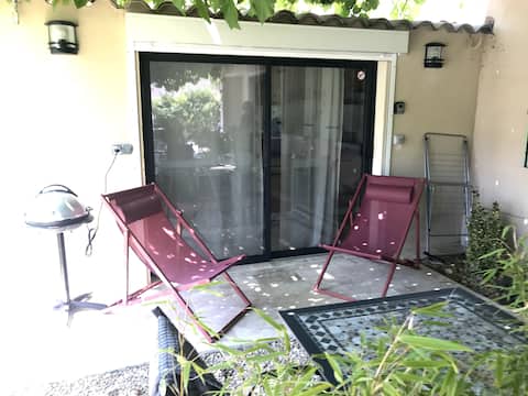 Top Airbnb: air-conditioned studio/pool access à L'isle Sur La Sorgue
