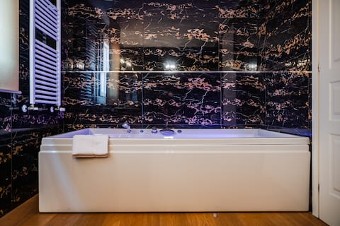 Artists' Palace 270sqm Penthouse 4bedr + Jacuzzi