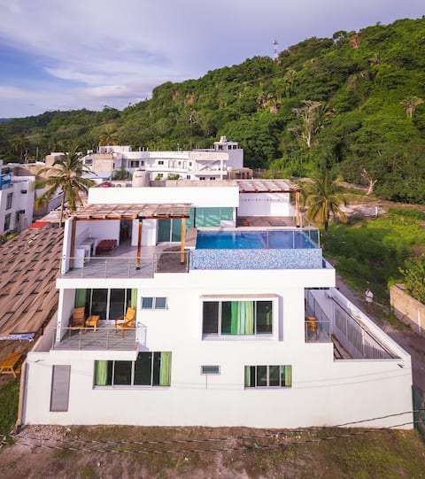 Beautiful Sunset House, Beachfront