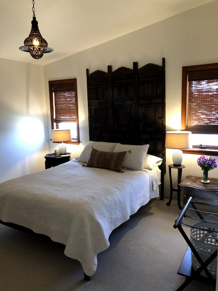 Priestranná spálňa s manželskou posteľou Queen a dostatočným priestorom na šatník.