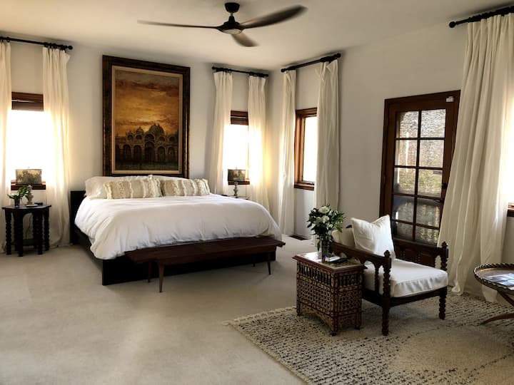 Veľká hlavná spálňa s nádherným výhľadom a vlastnou kúpeľňou s veľkou sprchou a umývadlom s dvojitým umývadlom