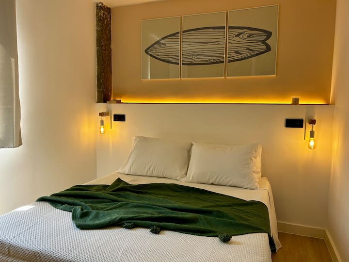 ห้องหลักพักได้ 2 คนเตียงขนาด 1.50 ม. ตกแต่งด้วยโทนสีกลางและไฟ LED ย้อนยุคสว่างไสวที่ทำให้การเข้าพักนี้ไม่เหมือนใคร 