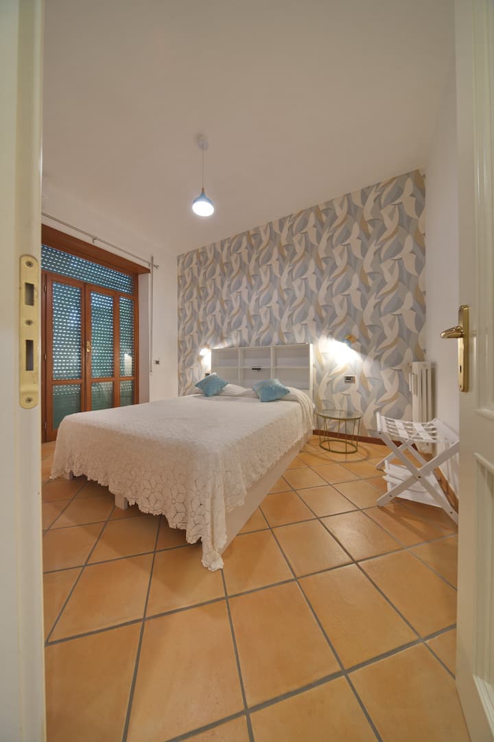 Habitación doble con colchón ortopédico de muelles de 160x200 cm. Enchufes de uso en las mesitas de noche.