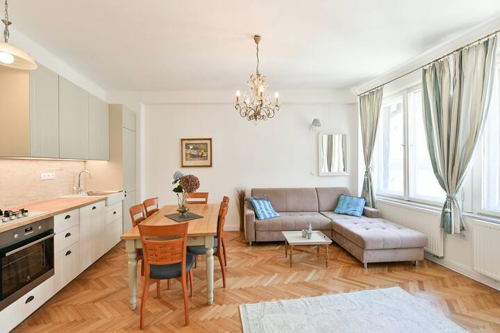 Luxury 3bedroom 2baths Apartment by OldTown Square gallery image 4