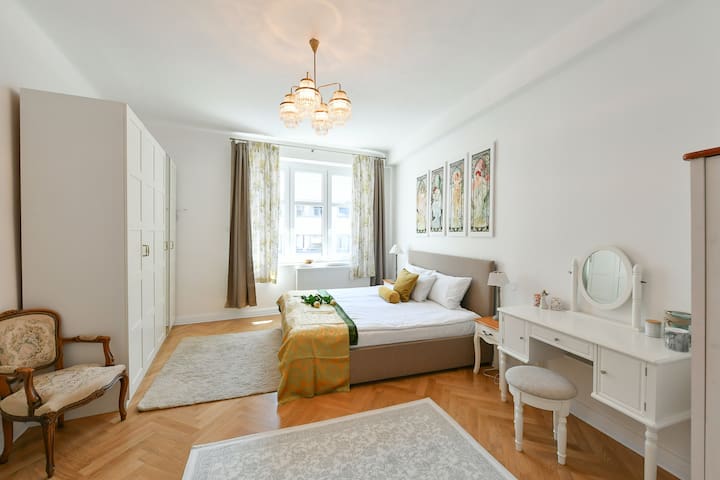 Luxury 3bedroom 2baths Apartment by OldTown Square