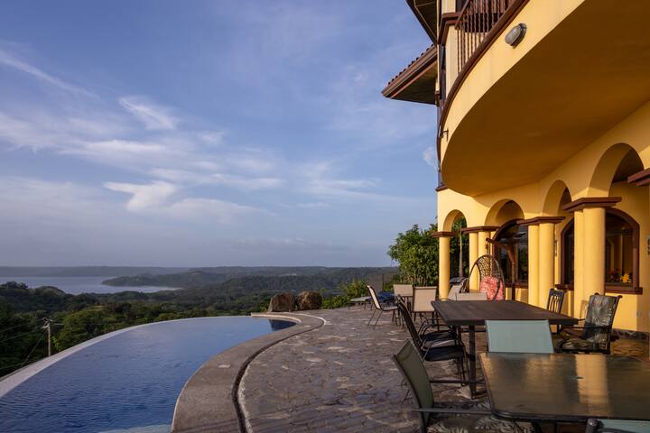 Infinity Pool + Ocean Views – 30min to Airport