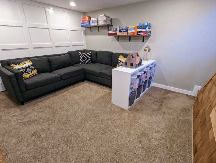 Семејна соба во подрум со игри на табла, играчки и детски книги