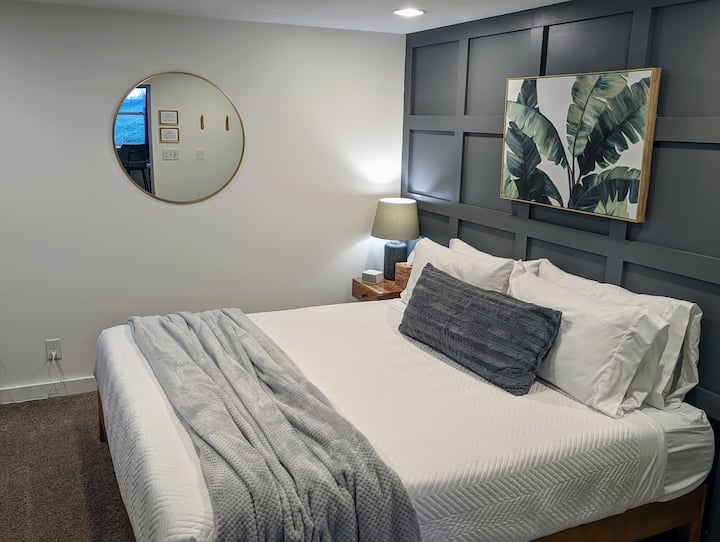 Апартманот содржи брачен кревет (широк 150-179 см) со душек Tuft & Needle Mint