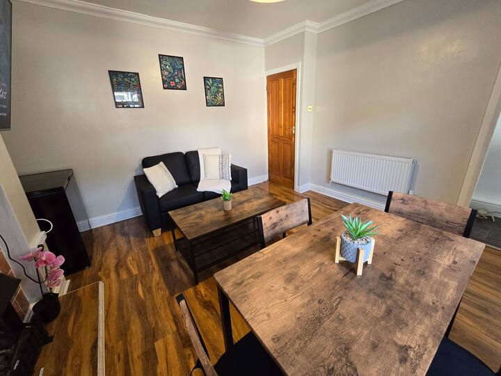 Stylish 4 Bedroom House - Free Parking + Wifi - Guernsey