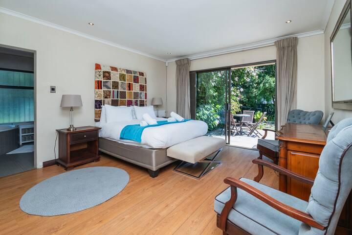 Suburban Oasis*Central*No Load shedding* Pool gallery image 4