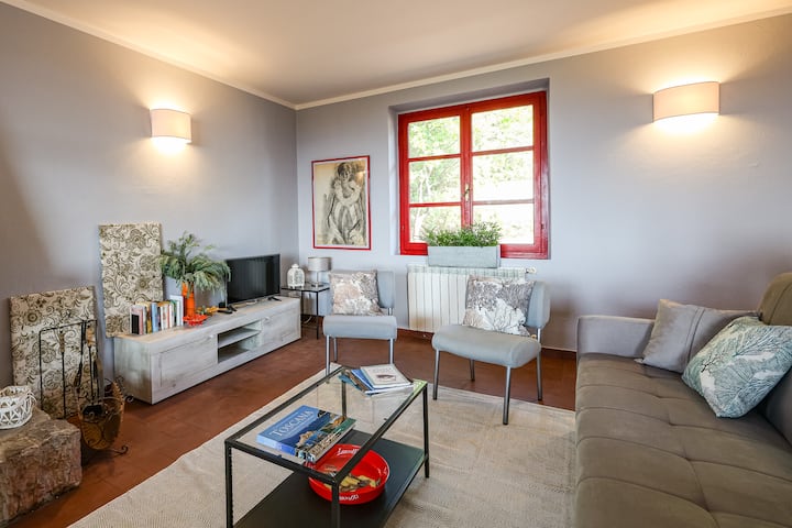 Amplia y luminosa sala con chimenea, sofá cama doble y TV