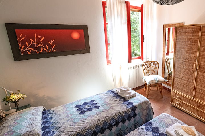 Habitación doble con dos camas individuales, totalmente amoblada en mimbre. 