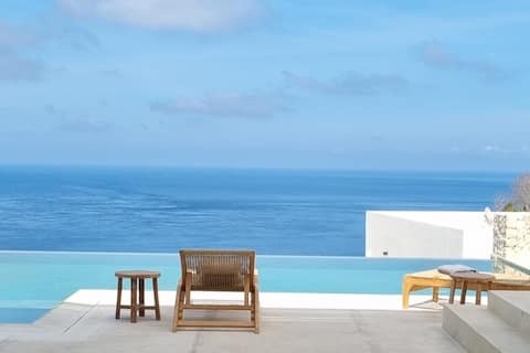 Haven of serenity facing the sea