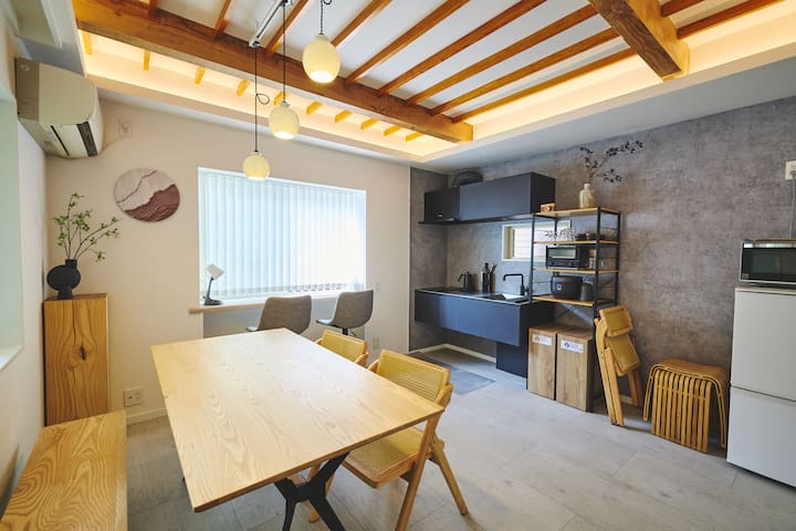 駅徒歩2分、新宿電車4分、寝室4室、リビングルーム1室、シャワー2室、お子様向けボルダリング