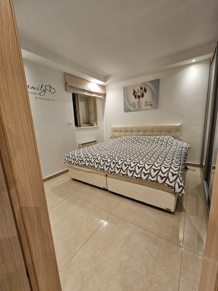 SPÁLŇA RODIČAS KÚPEĽŇOU ( WC A  TALIANSKA SPRCHA )