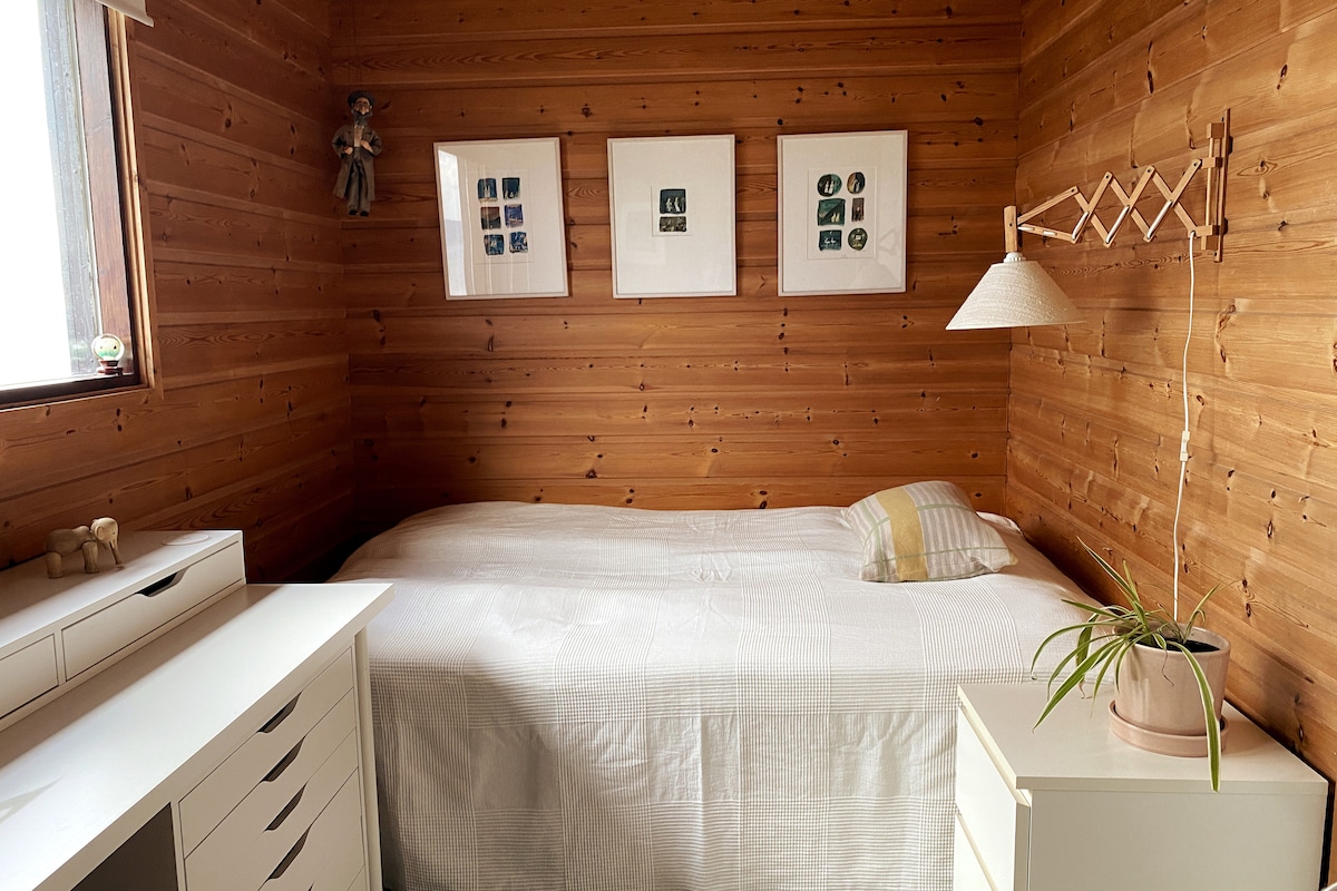 Zgjohu me një pamje magjike të fjordit në këtë krevat dopio (140x200cm).

Dritarja ka grila për mbrëmjet e pafundme norvegjeze të verës.