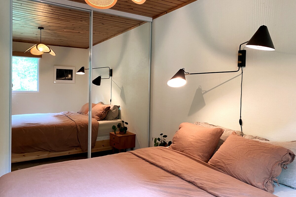 Dhoma kryesore e gjumit është e pajisur me një krevat dopio "king size" (180x200 cm) dhe gardërobë me dyer rrëshqitëse. (Fotografia është bërë para se të ndryshohet krevati)