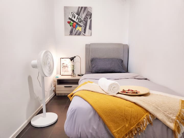 Kjo zonë gjumi ka një krevat me një madhësi dhe është e mbyllur me perde në vend të një dere solide. Ende ofron privatësi, por na njofto nëse ke ndonjë shqetësim!