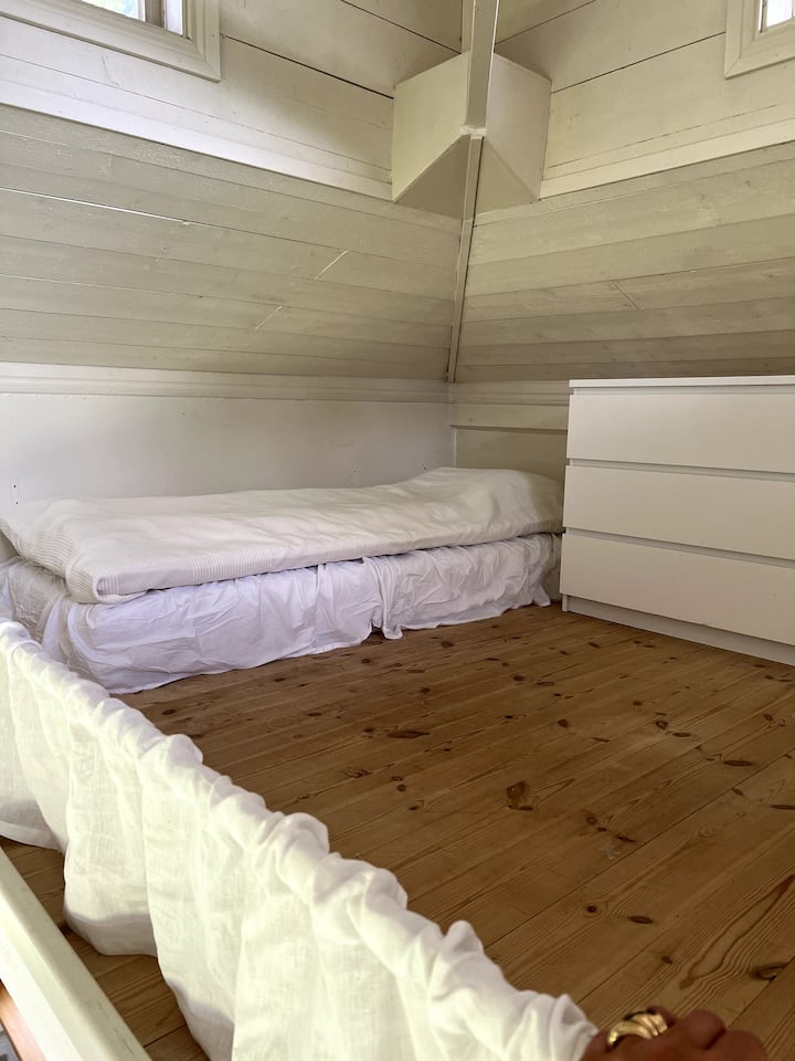 Potkrovlje za spavanje s krevetom od 80 cm. 