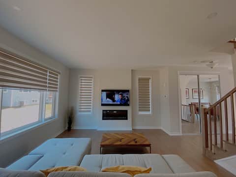 Top Airbnb: Beautiful Home by Barrhaven Marketplace 5Br3.5Bath in Barrhaven West