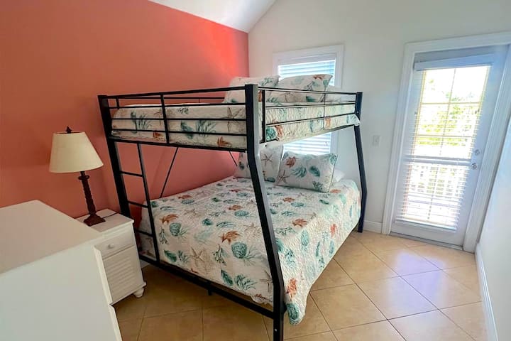 Poschodová posteľ: menšia manželská posteľ v dolnej časti a plná v hornej časti