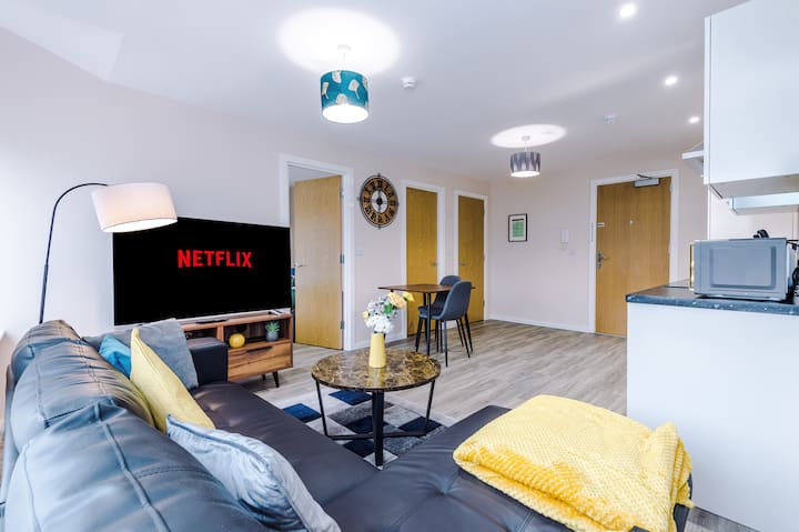 1 Bedroom Flat With Free Parking - Salford