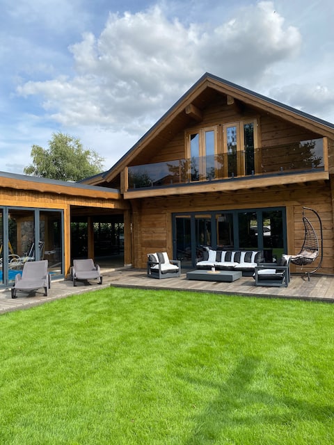 Lakeside Lodge