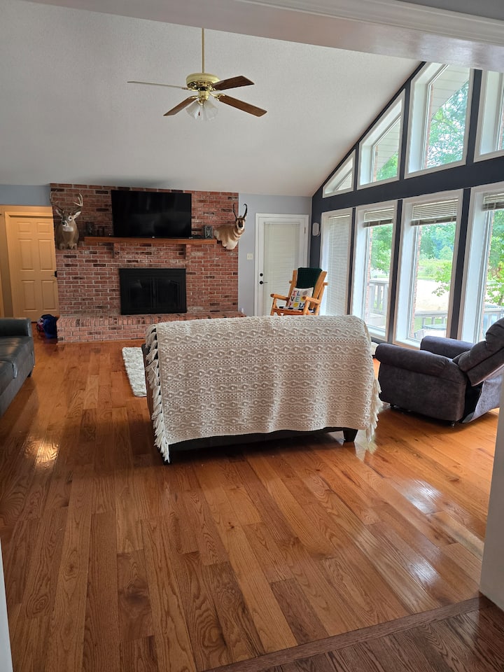 Ფართო მისაღებ ოთახში არის ტახტი, საყვარელი ადგილი, ორი სამაგრი და ზედმეტად დიდი ლობიოს ტომარა. 