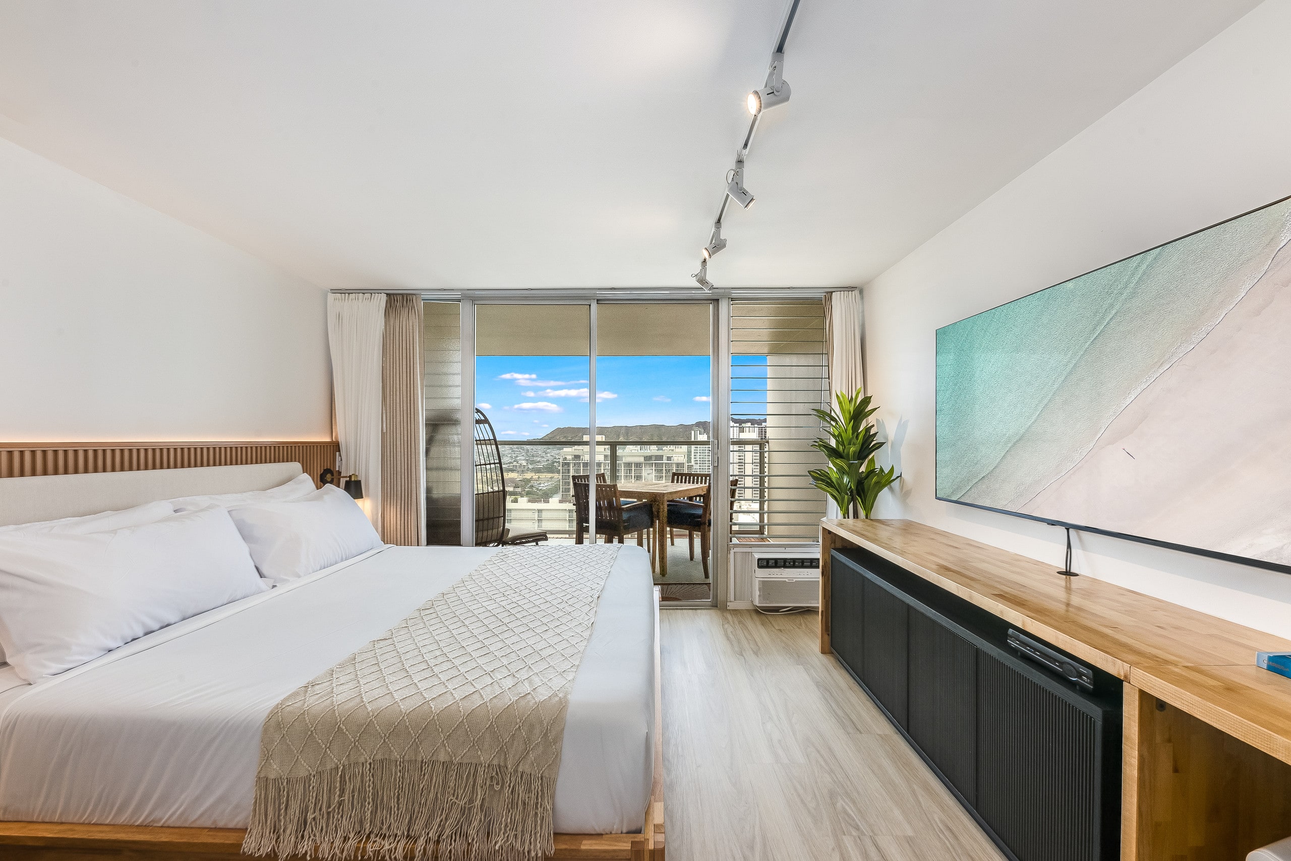 *Newly Remodeled - Ocean & Diamond Head View - Image 5