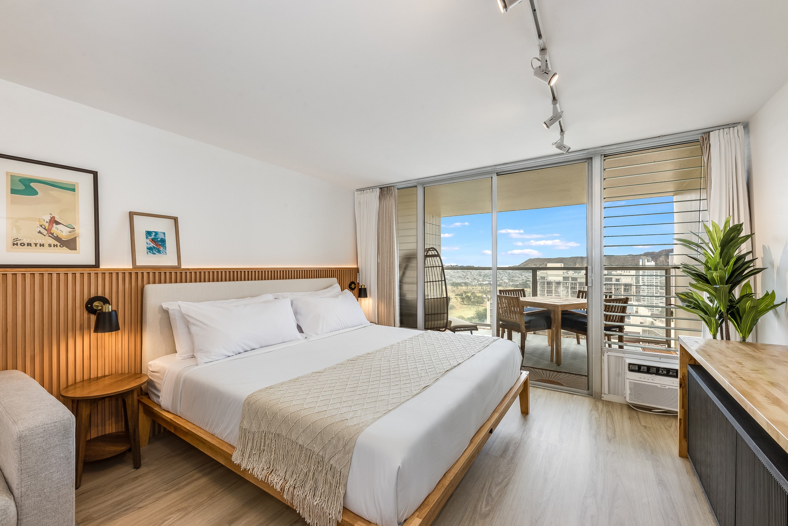 *Newly Remodeled - Ocean & Diamond Head View - Image 2