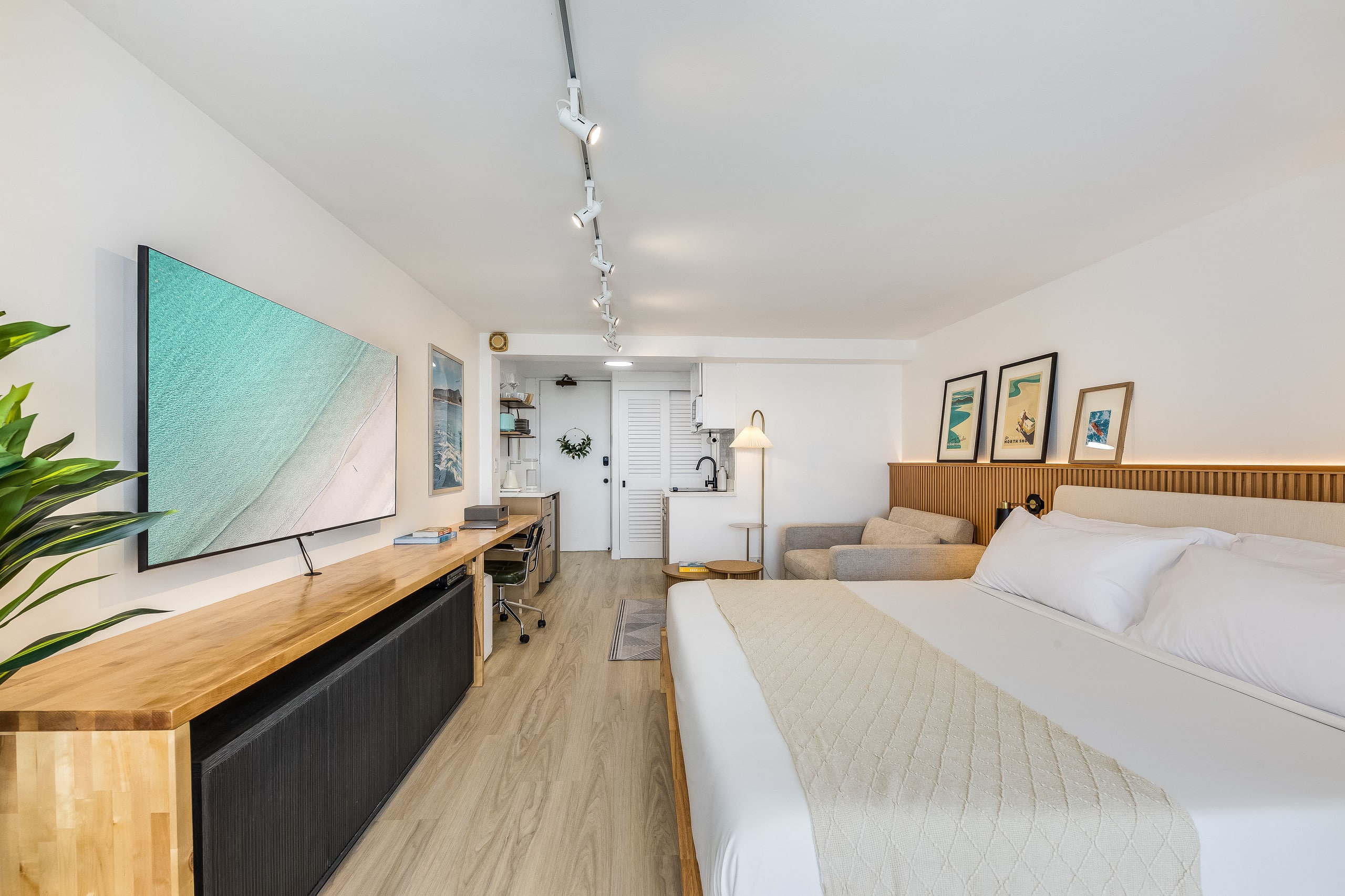 *Newly Remodeled - Ocean & Diamond Head View - Image 12
