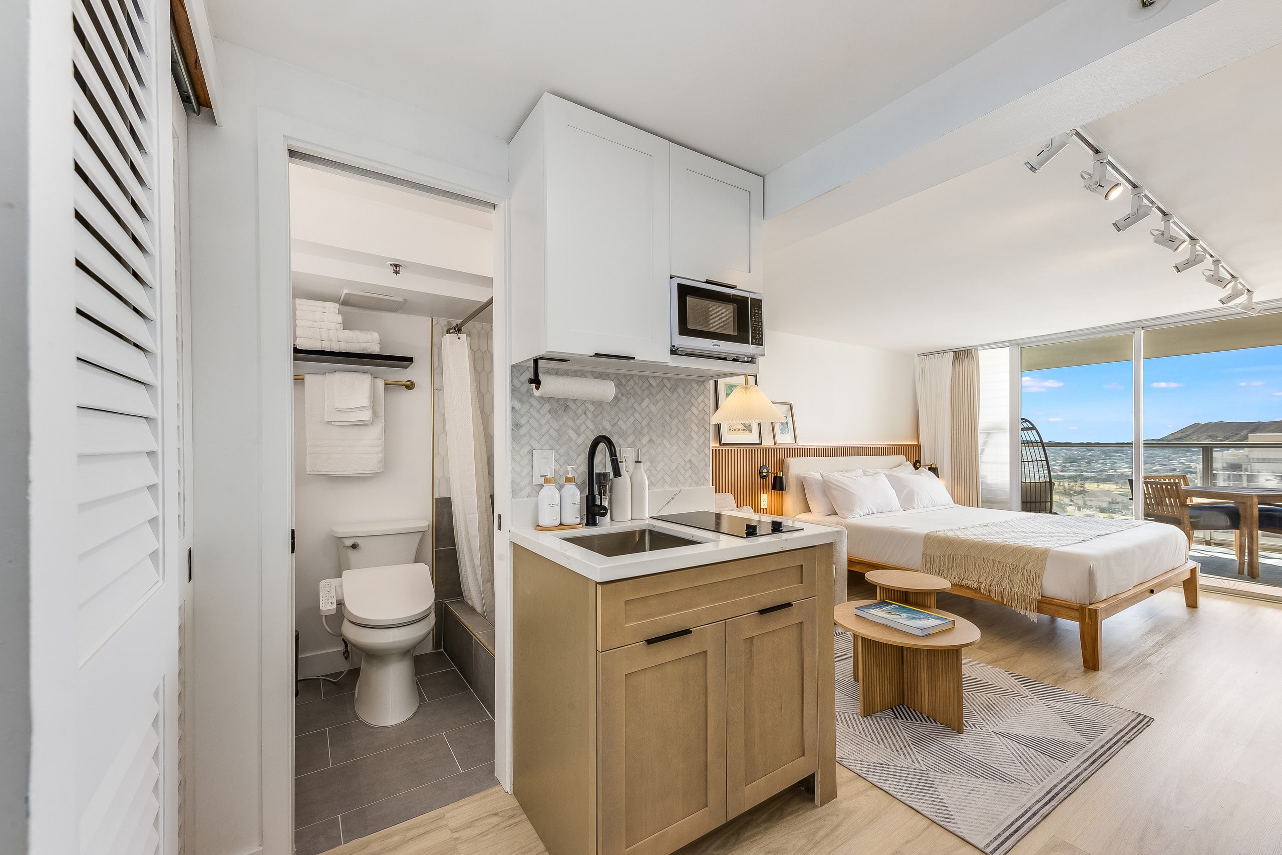 *Newly Remodeled - Ocean & Diamond Head View - Image 16