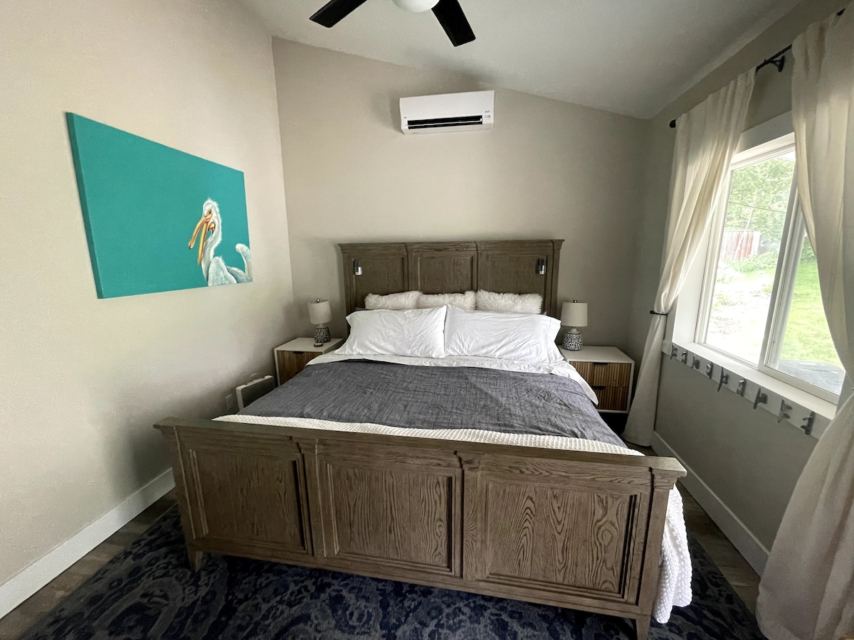 King bed with separate adjustable sides (so you can sit up to watch TV or read a book)