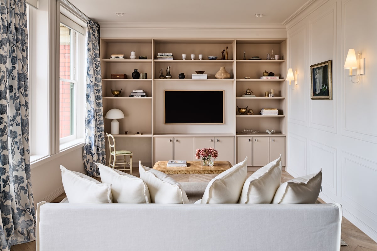 Popular Airbnb listing: Parisian Pied-À-Terre - Degraves St with Parking in Melbourne