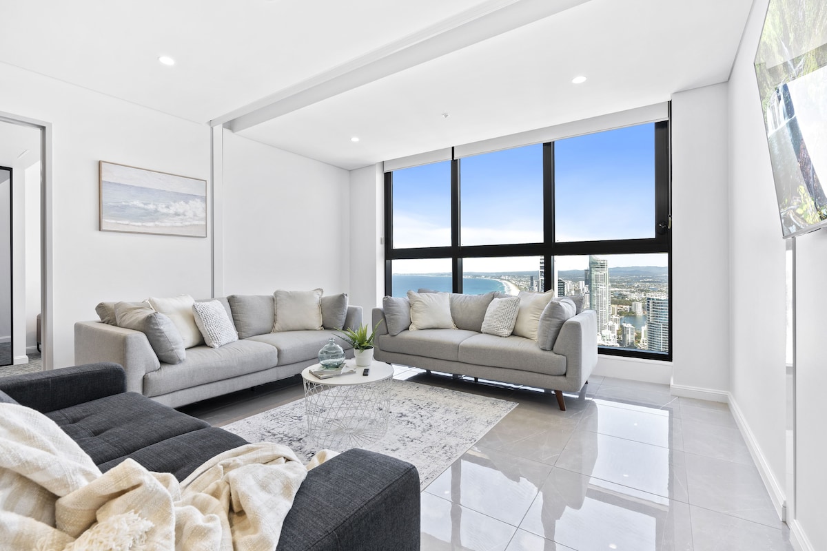 Experimenta la vida de lujo mientras descansas alrededor de esta elegante sala