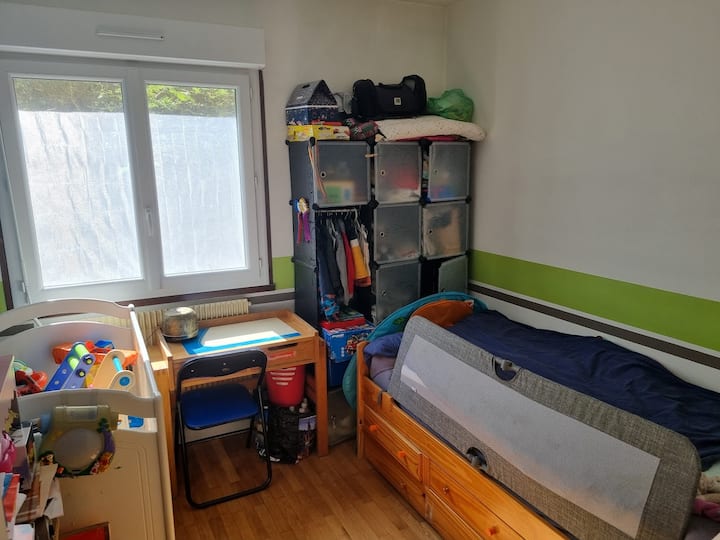 izba nášho syna, stôl, posteľ v sude, ak je to potrebné, a druhá posteľ so zásuvkami pod ňou