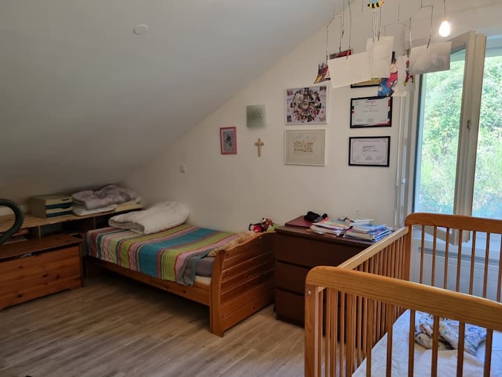 Izba našej dcéry na poschodí, kancelária, možná detská postieľka, možný matrac na podlahe na základe špecifickej žiadosti. 