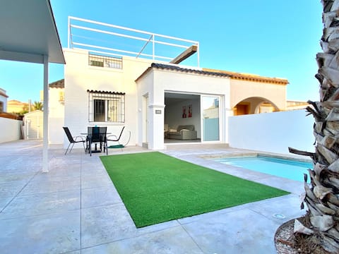 House with a private pool in the Marina