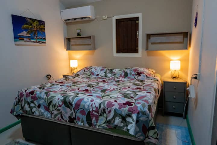 这是一间宽敞的卧室，配备一张特大号床和一张带柔软床垫的全矫形床垫。 大衣柜旁边的角落有一张可爱的扶手椅，非常舒适。 真正的和平绿洲！