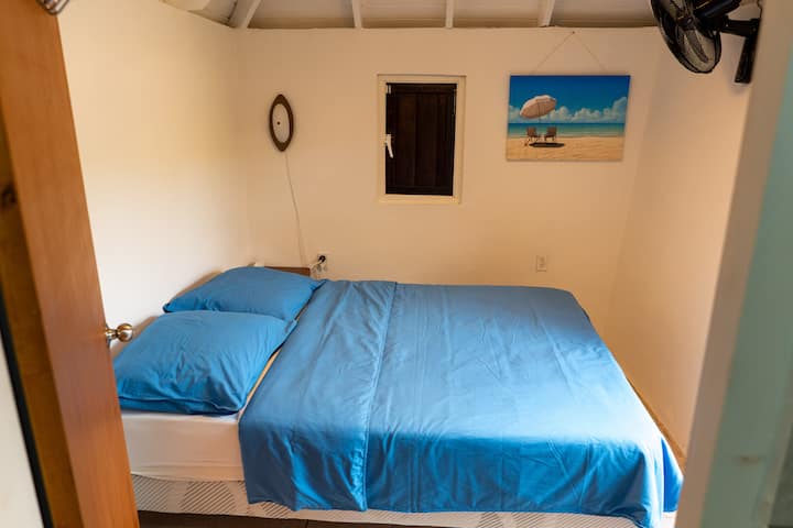 这是「Mangasina」的睡眠区，因为这栋独立的小屋曾经被称为。 此睡眠区与带马桶的套房淋浴间门直接相连。 因此，这间特别的卧室提供最佳的隐私。