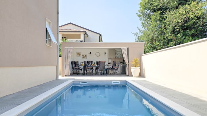 Ulika - Holiday house with pool & summer kitchen
