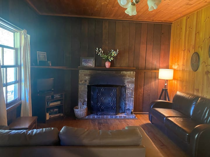 Tranquil Rustic Log Cottage - Self-contained - Hawkesbury City Council