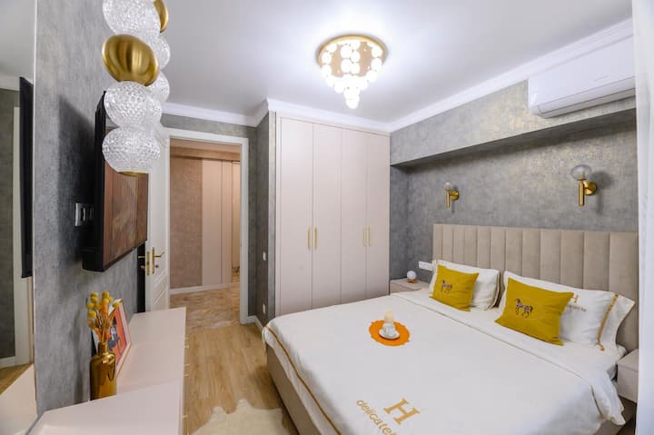Dormitorio, cama, armario para guardar ropa, aire acondicionado.