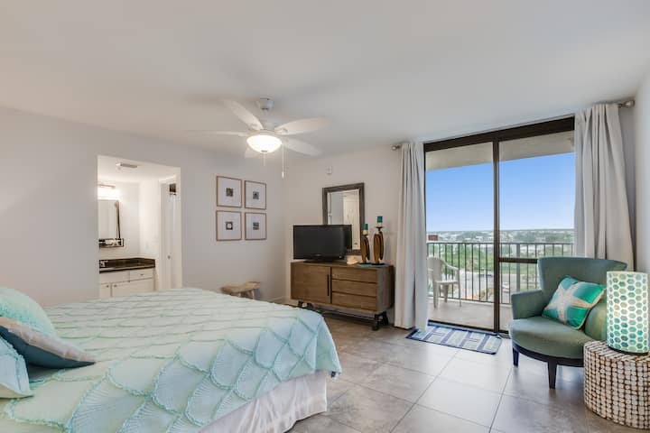 Брачен кревет (широк 180-220 см) во главната спална соба. 