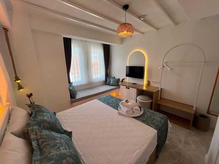 Bozcaada Masalı Hotel, Bay Window & Seating Room 8 - Bozcaada