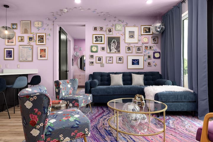 תיהנו מהספה הנוחה והסלון המעוצב שלנו. כדאי לצפות בסיור התקופות או להירגע לפני שמטיילים בעיר.  