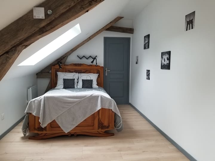 Кревет (140 x 190 см) и врата кон сопствен апартман